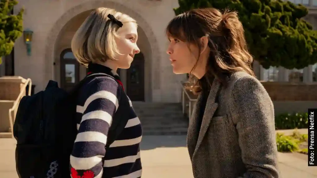 La actriz Emma Myers como CC Walker en Familia Revuelta, película de Netflix